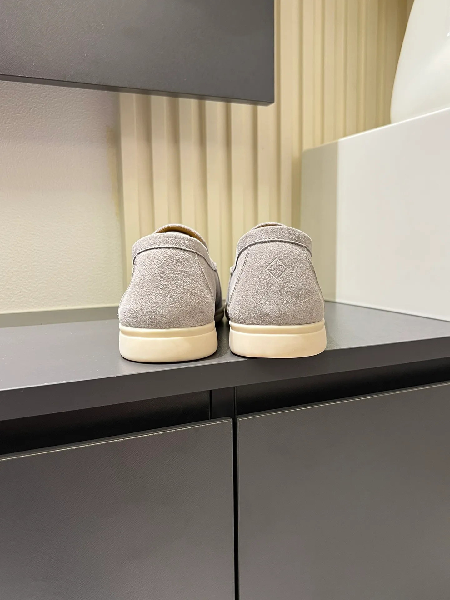 Men's shoes 💰p360 "Loro men's shoes 💰pian'*" Classic L men's shoes for couples 💰p Top version British flat loafers, a must-have item in old money style, the minimalist design is eye-catching and durable, a plus point for dressing The soft foot feel and texture are outstanding. They don’t scratch your feet and are very nice. They are matched with soft and waxy soles. They can be worn daily for a long time without getting tired. They are easy to wear, versatile and classic items, with perfect foot feel and texture! Imported cashmere fabric, the lining is made of imported A-grade water-dyed cow lining, the top version of the genuine leather midsole is sewn with pure handmade mark thread! Size: Female 35-40 (34. Customized) Male 38-44 (45.46. Customized)
